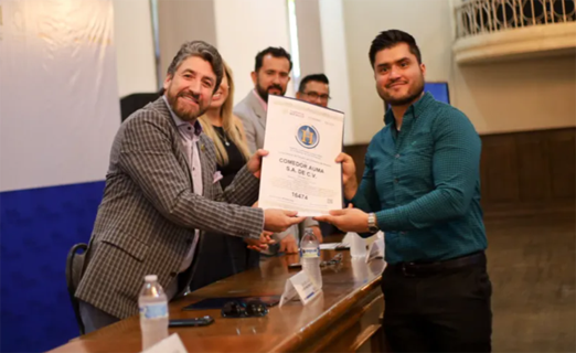 Reciben distintivos