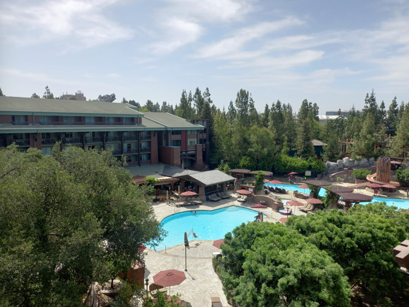 Disney&acute;s-Grand-Californian-Hotel-&-Spa: pareciera que estuviera escondido en un bosque.