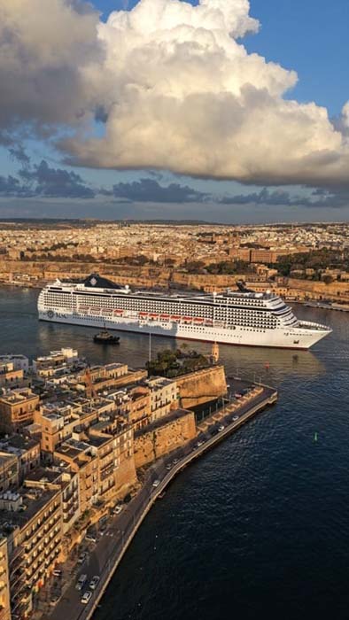 1. MSC Poesia Saliendo del astillero de Malta