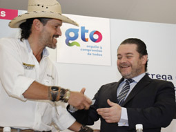 CERTIFICACIÓN (4) Rodrigo Landeros Vélez, de Coyote Canyon y Fernando Olivera Rocha, Secretario de Turismo del Estado de Guanajuato