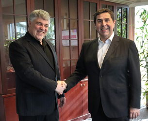 Joan Vila & Uri Argov handshake LR
