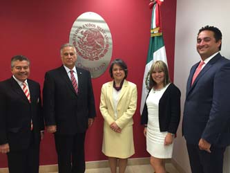 Todos reunidos en la sede del consulado de Vancouver