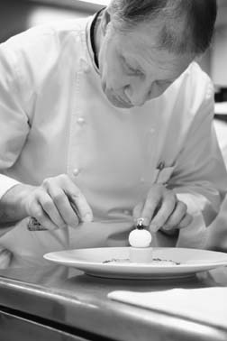 El Chef Eric Frechon, el genio detr&aacute;s de Epicure, el restaurante con tres estrellas Michelin del hotel Le Bristol de Par&iacute;s.