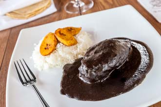 Mole negro con pechuga de pollo HdeLosMorales LR