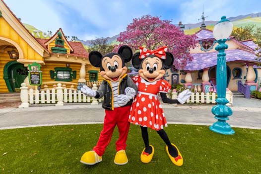 Mickey Mouse y Minnie Mouse posan frente a sus