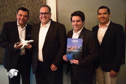 Mauricio Gonz&aacute;lez, representante en M&eacute;xico y Jorge Franz, Vicepresidente de Turismo del GHCVB, con los ejecutivos de Aerom&eacute;xico Jorge Goytortua, Director Corporativo de Ventas y Carlos Torres, Director de Comunicaci&oacute;n y Asuntos P&uacute;blicos, durante la firma de renovaci&oacute;n del convenio entre Houston y Aerom&eacute;xico.
