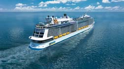 La clase Royal Suite estar&aacute; disponible para salidas que comiencen en mayo de 2016 a bordo de las clases: Oasis of the Seas (foto superior) y Quantum  of the Seas (foto inferior) de Royal Caribbean.