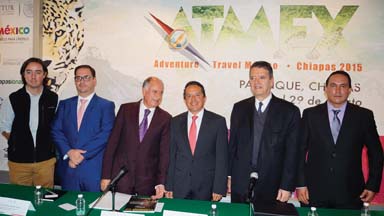 Al centro de la foto aparecen Mario Uvence Rojas, Secretario de Turismo de Chiapas y Carlos Joaquín González, con funcionarios y ejecutivos de Atmex. 