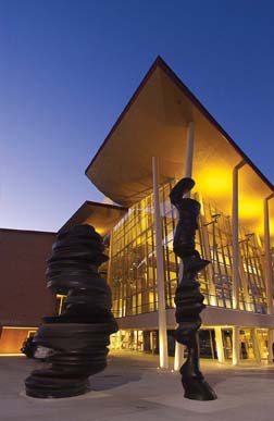 El Hobby Center for the Performing Arts con algunas de las esculturas que lo adornan.