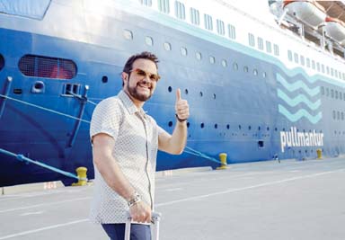 Aleks Syntek abordando el &ldquo;Monarch&rdquo; de Pullmantur Cruceros.