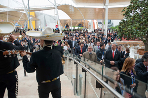 Fila para ingresar al pabellón Mexicano en Milám